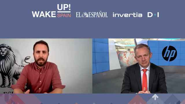 El subdirector de D+I - EL ESPAÑOL, Alberto Iglesias Fraga, junto a Enrique Lores, CEO de HP, en Wake Up, Spain!