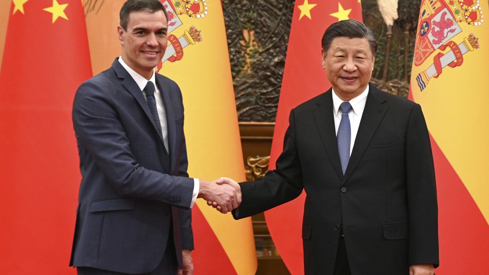 El presidente del Gobierno, Pedro Sánchez, saluda al presidente chino, Xi Jinping, en Pekín.