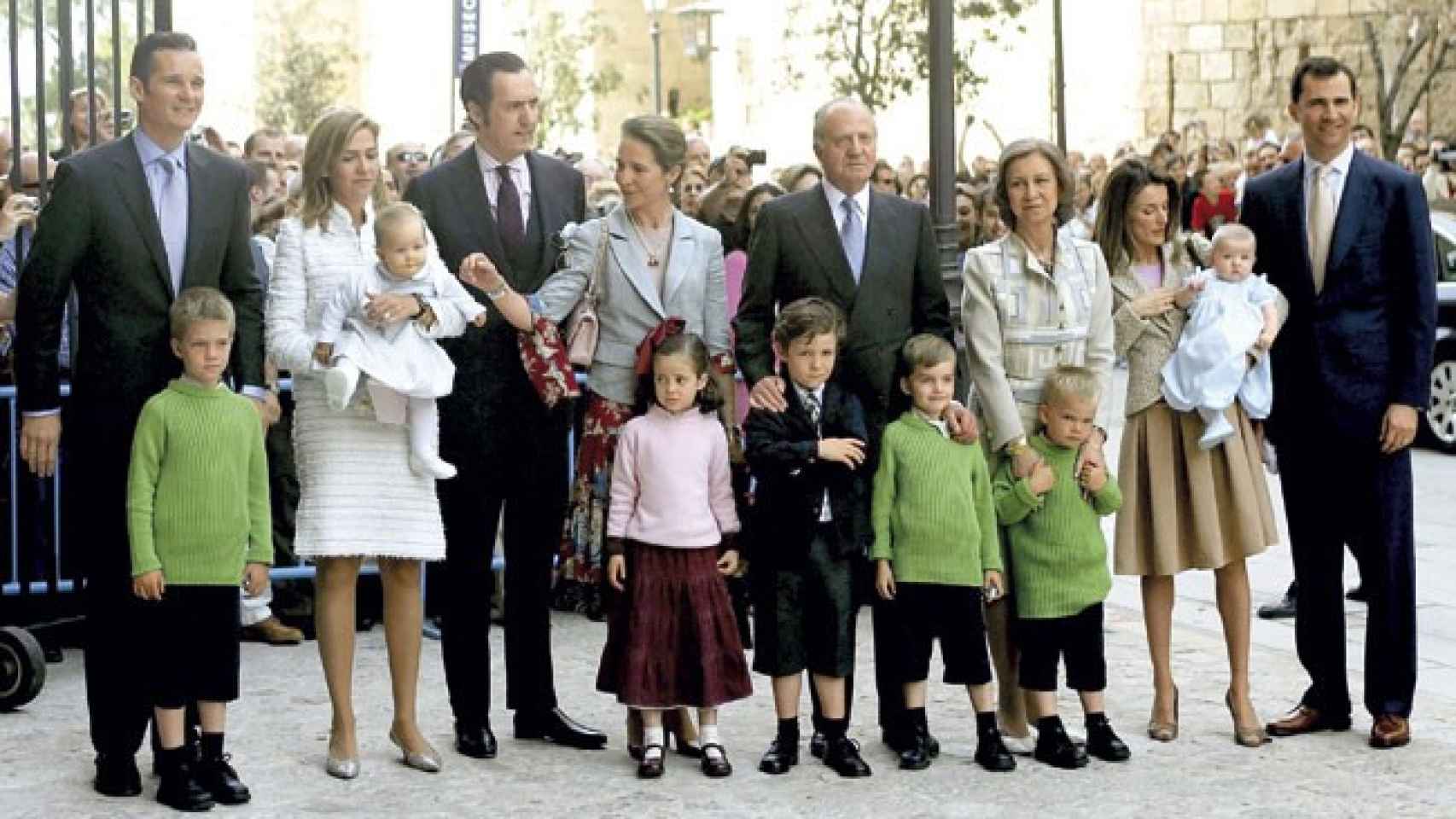 La foto más numerosa de la Familia Real, en 2006, tras las misa del Domingo de Resurrección.
