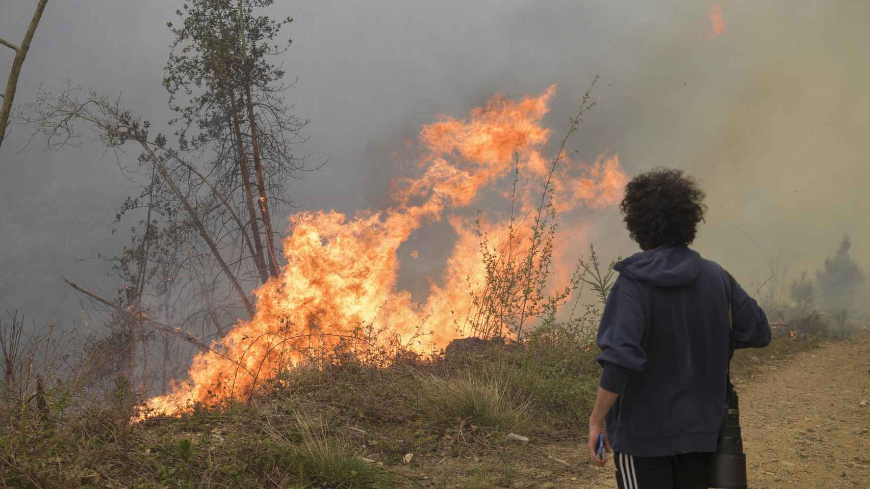 Incendio declarado en Navelgas, Asturias.