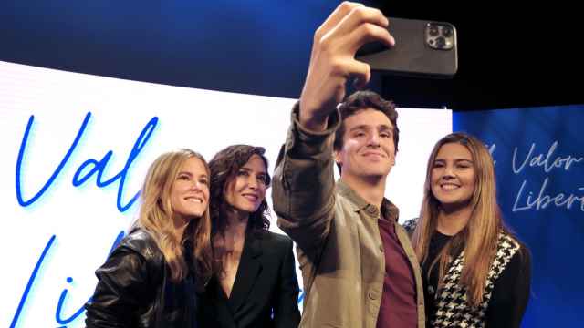 Dancausa (centro), haciéndose un selfie junto a Bea Fanjul (izquierda), Díaz Ayuso y otra miembro de NNGG de Madrid.