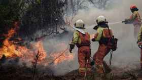 Bomberos de Asturias treabajan en el incendio de los concejos de Valdes y Tineo, a 30 de marzo de 2023.
