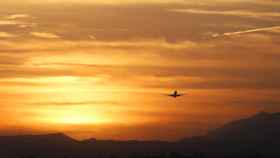 Avión despegando al atardecer en el aeropuerto alicantino de El Altet, este jueves.