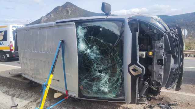 Estado en el que ha quedado la furgoneta en el accidente de la provincia de León.