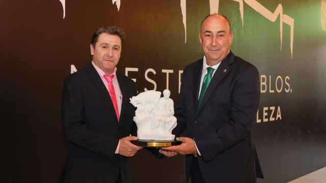 El presidente de la Diputación de Segovia, Miguel Ángel de Vicente, con el galardonado con el Premio Especial, Óscar Mijallo