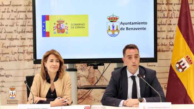 La ministra de Transportes, Movilidad y Agenda Urbana, Raquel Sánchez, con el alcalde de Benavente, Luciano Huerga
