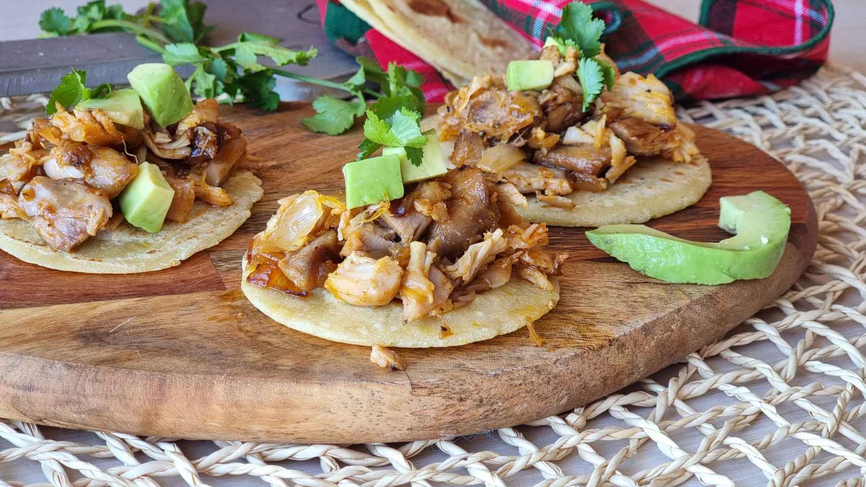 Tacos de carnitas de pollo con tortillas caseras, ¡viaja a México!