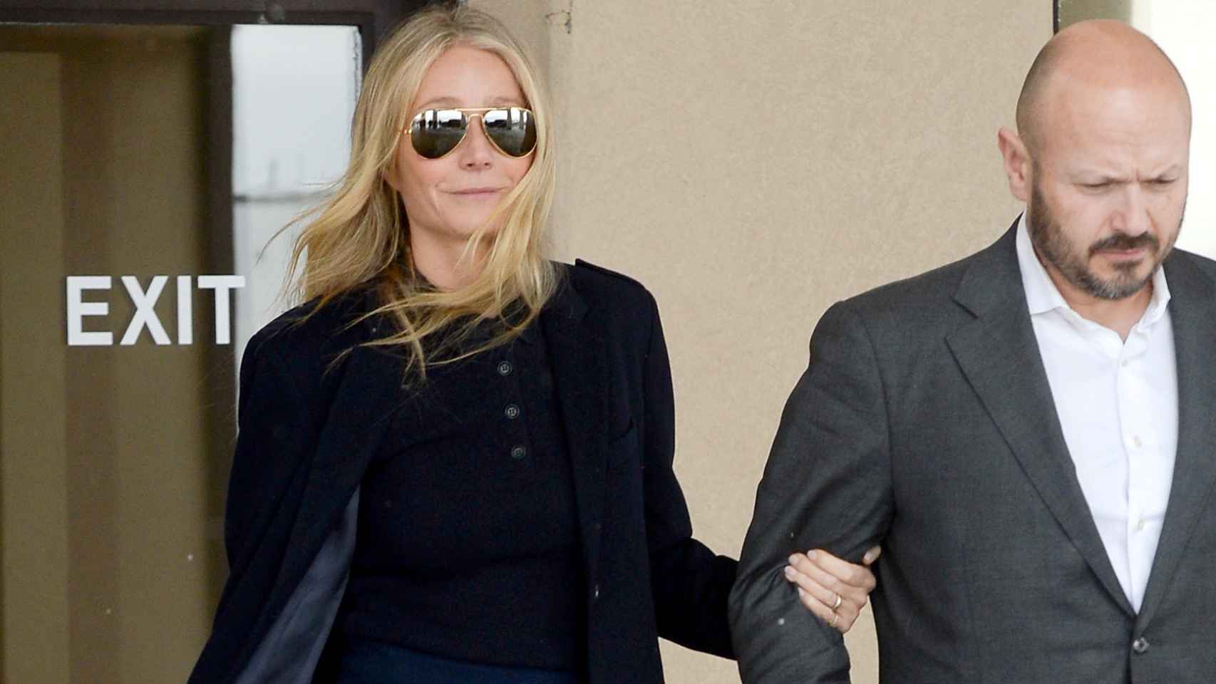 Gwyneth Paltrow saliendo del juicio en Utah.