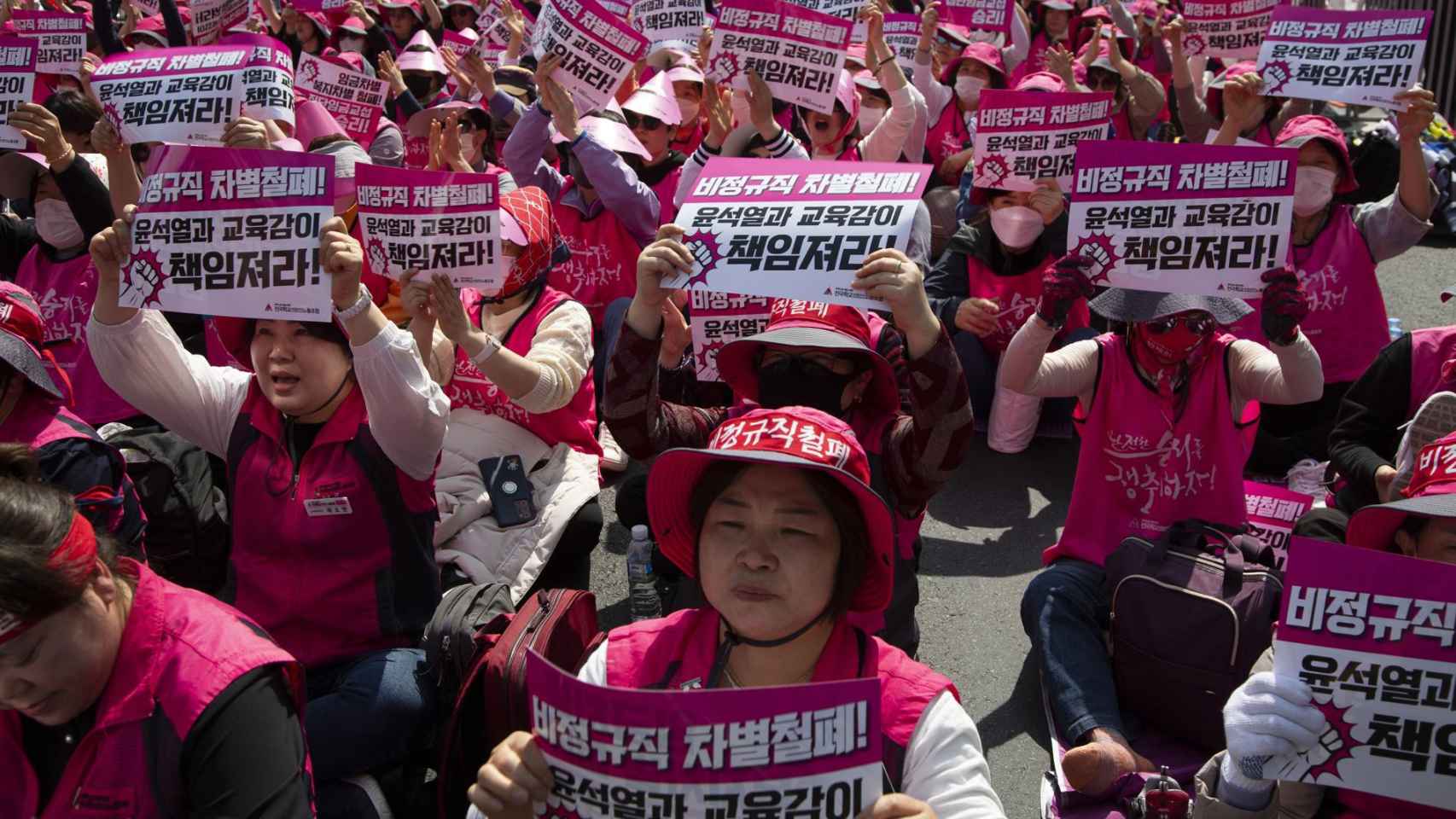 Proestas contra la política laboral del gobierno en Seúl, 31 de marzo de 2023.