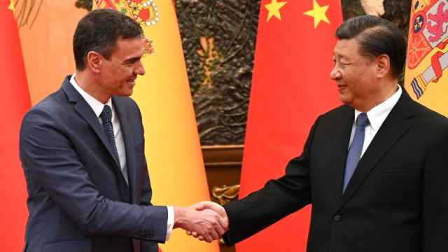 Pedro Sánchez saluda a Xi Jinping, presidente de la República Popular China, en el Gran Salón del Pueblo de Pekín.