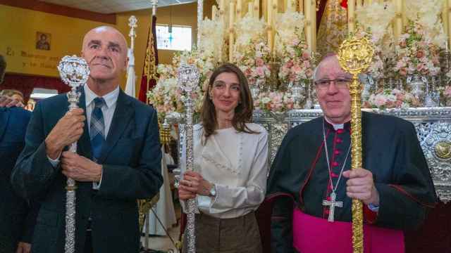 Pilar Llop, este jueves, con el arzobispo y con el alcalde de Sevilla en la salida procesional de la hermandad de Pino Montano./