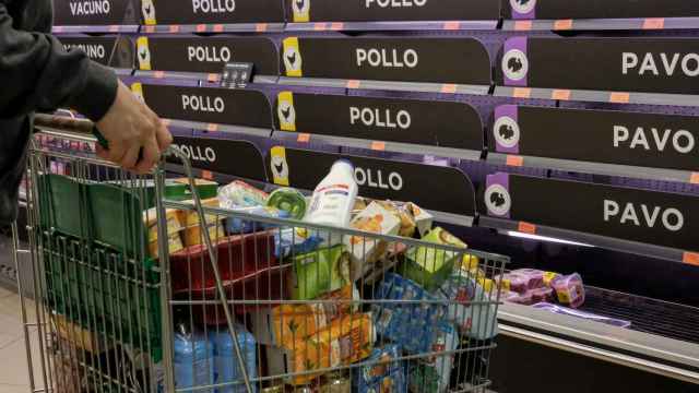 Un cliente realiza la compra en un supermercado