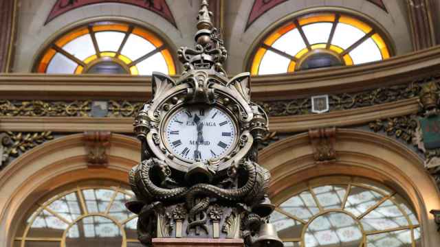 El reloj de la bolsa de 4 esferas, la que ejerce de barómetro está estropeada e indica siempre que el tiempo es variable, en el Palacio de la Bolsa de Madrid.