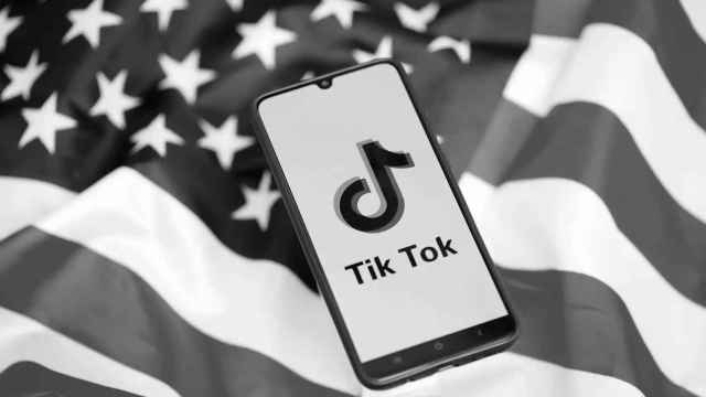 Bandera de EEUU y logo de TikTok.