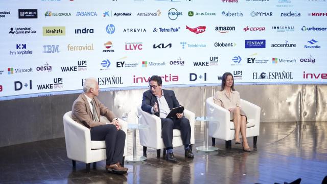 Pablo Hermoso, alcalde de Logroño; Rafa Navarro, editor de D+I; Lara Méndez, alcaldesa de Lugo.