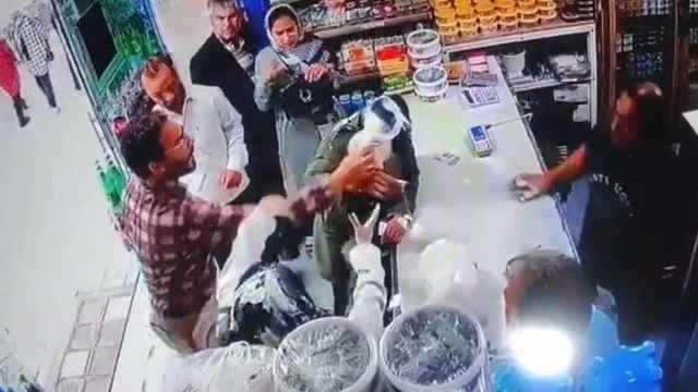 Momento en el que un hombre arroja yogur a dos mujeres en Irán.