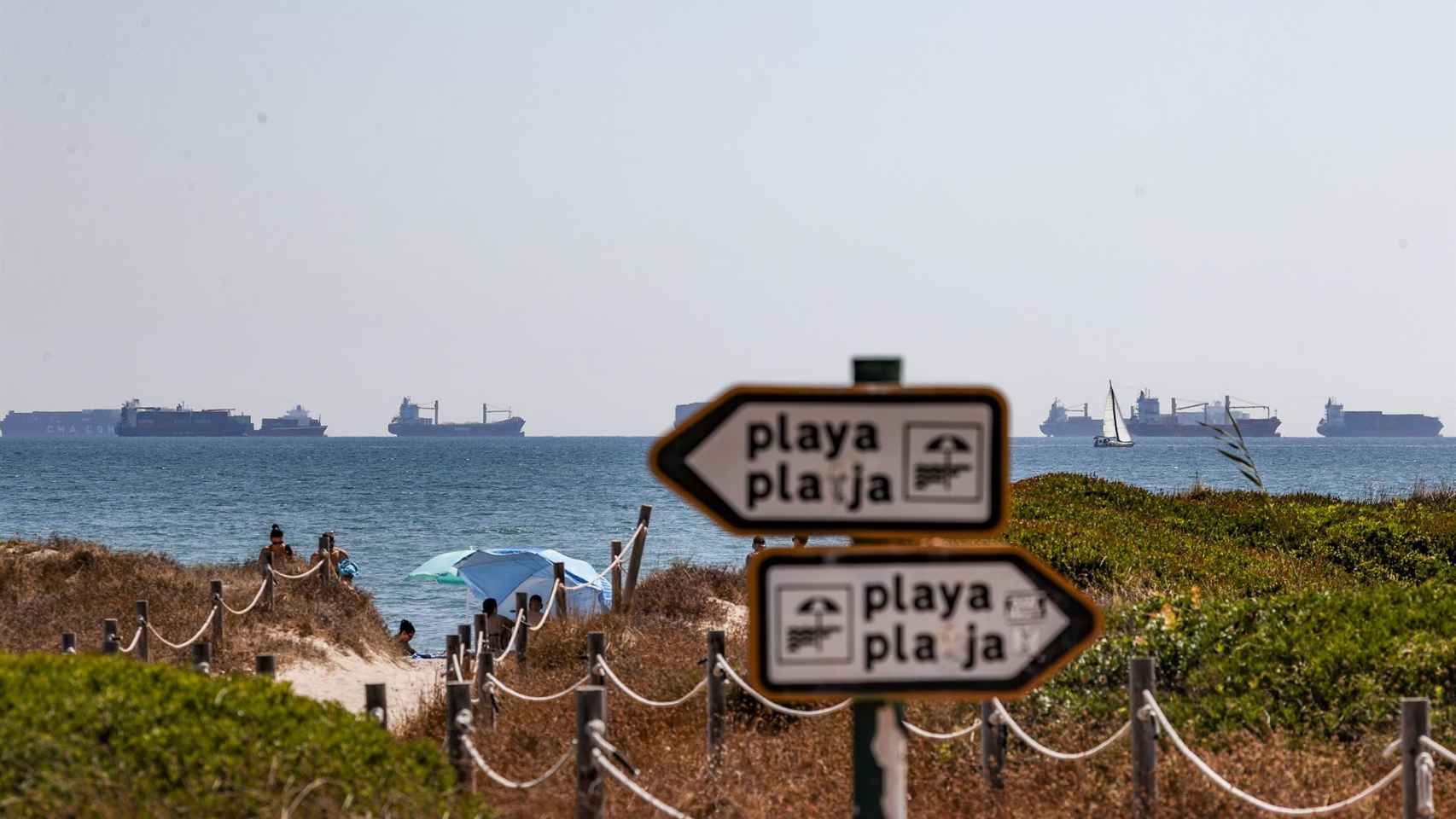 Entrada a una playa valenciana con varios cruceros de fondo, en imagen de archivo.