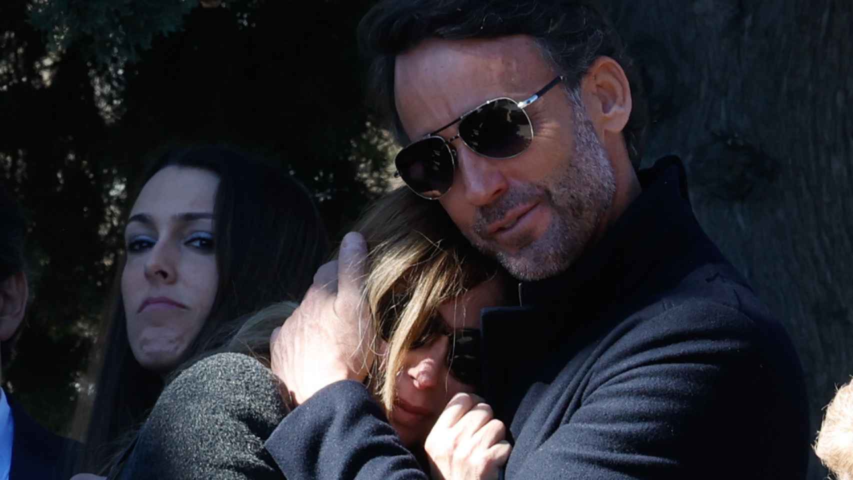 Lara Dibildos, abatida y arropada por Álvaro Muñoz Escassi en el entierro de su madre.