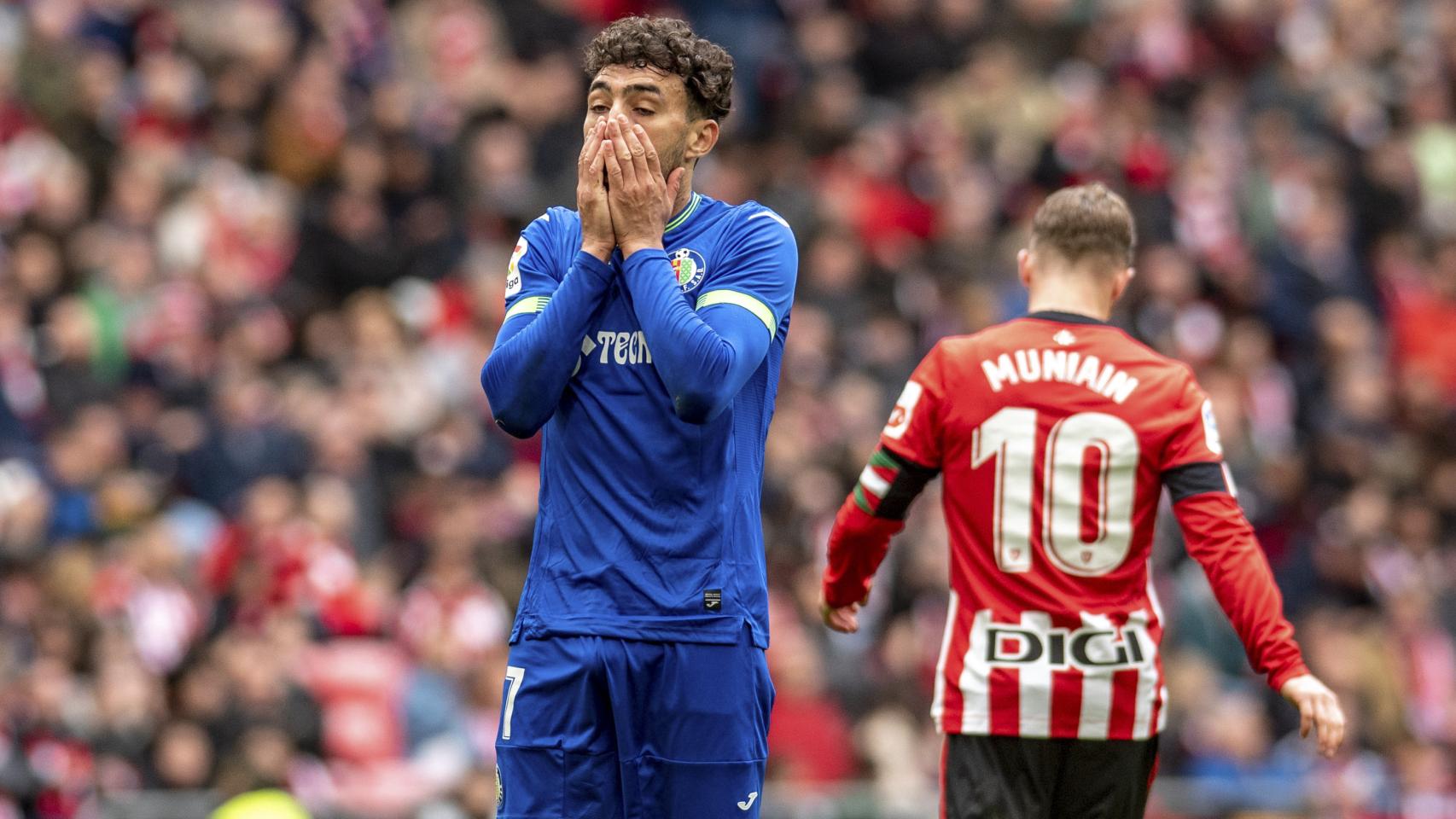 Munir se lamenta de un fallo con Muniain al fondo.