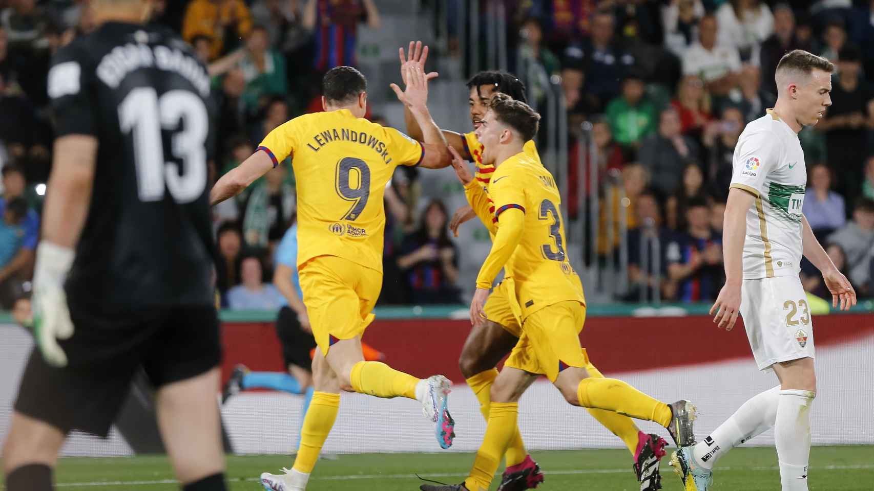 Los jugadores del Barcelona celebran el primer gol de Lewandowski.