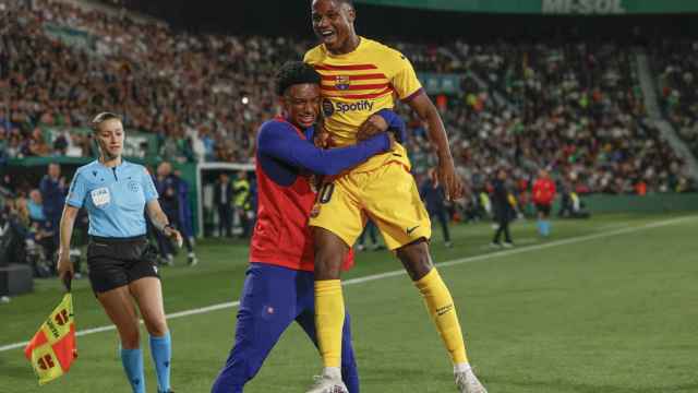 Ansu Fati celebra un gol contra el Elche junto a Alejandro Balde