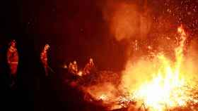 Bomberos mitigando uno de los incendios de Galicia.
