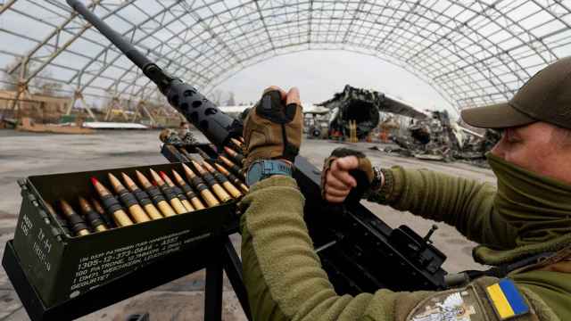 Un soldado ucraniano con un arma automática.