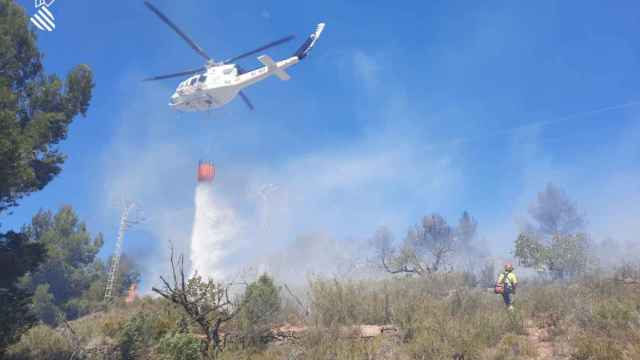 Helicóptero del Consorcio de Bomberos de Valencia trabajando en la extinción del incendio de Estivella, esta tarde.