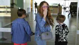 Shakira con sus hijos antes de entrar al aeropuerto de Barcelona.