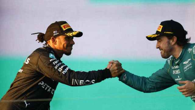 Saludo entre Lewis Hamilton y Fernando Alonso, en el podio del Gran Premio de Australia de la Fórmula 1 2023
