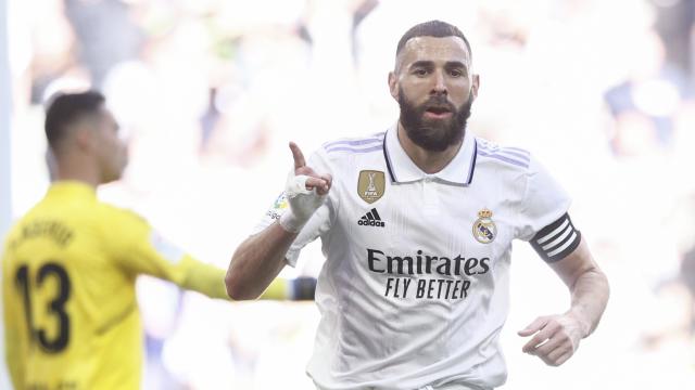 Karim Benzema celebra uno de sus goles al Valladolid