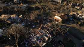 Imagen aérea de las consecuencias del paso de un tornado por Arkansas, en Estados Unidos.