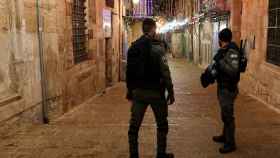 Dos policía de Israel patrullan la ciudad de Jerusalén.