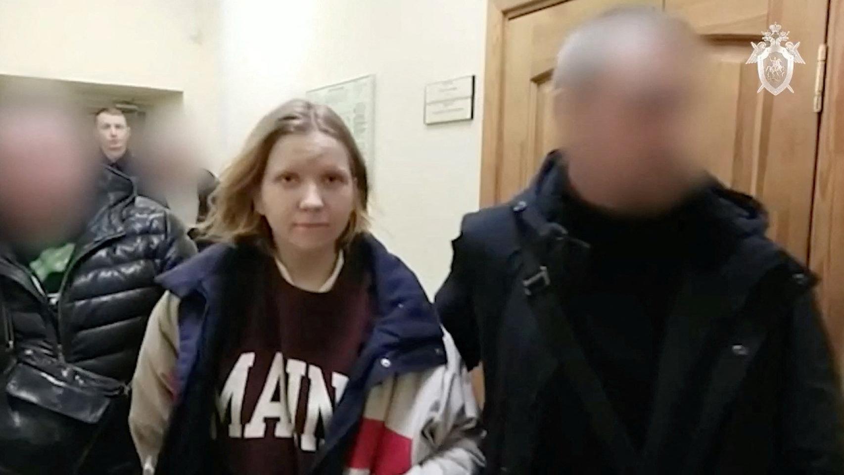 Moment of the arrest of Darya Trepova, suspected of the attack in Saint Petersburg.