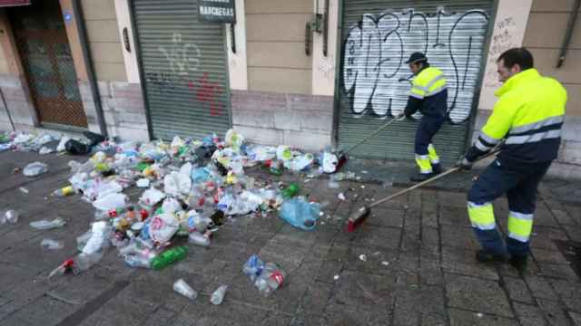 Trabajadores del servicio de limpieza del Ayuntamiento de León recogiendo basura.