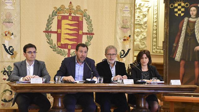 De izquierda a derecha: Pedro Herrero, Óscar Puente, Manuel Saravia y María Sánchez, haciendo balance