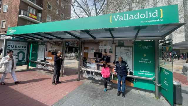 Parada de autobús de Valladolid que simula una oficina de Eurocaja Rural