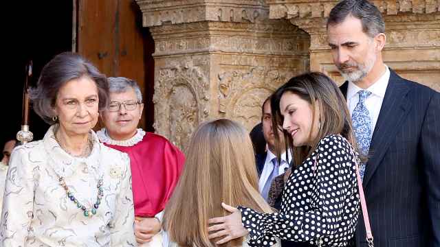 La emérita Sofía y la reina Letizia junto a Felipe VI en la Catedral de Palma en abril de 2018.