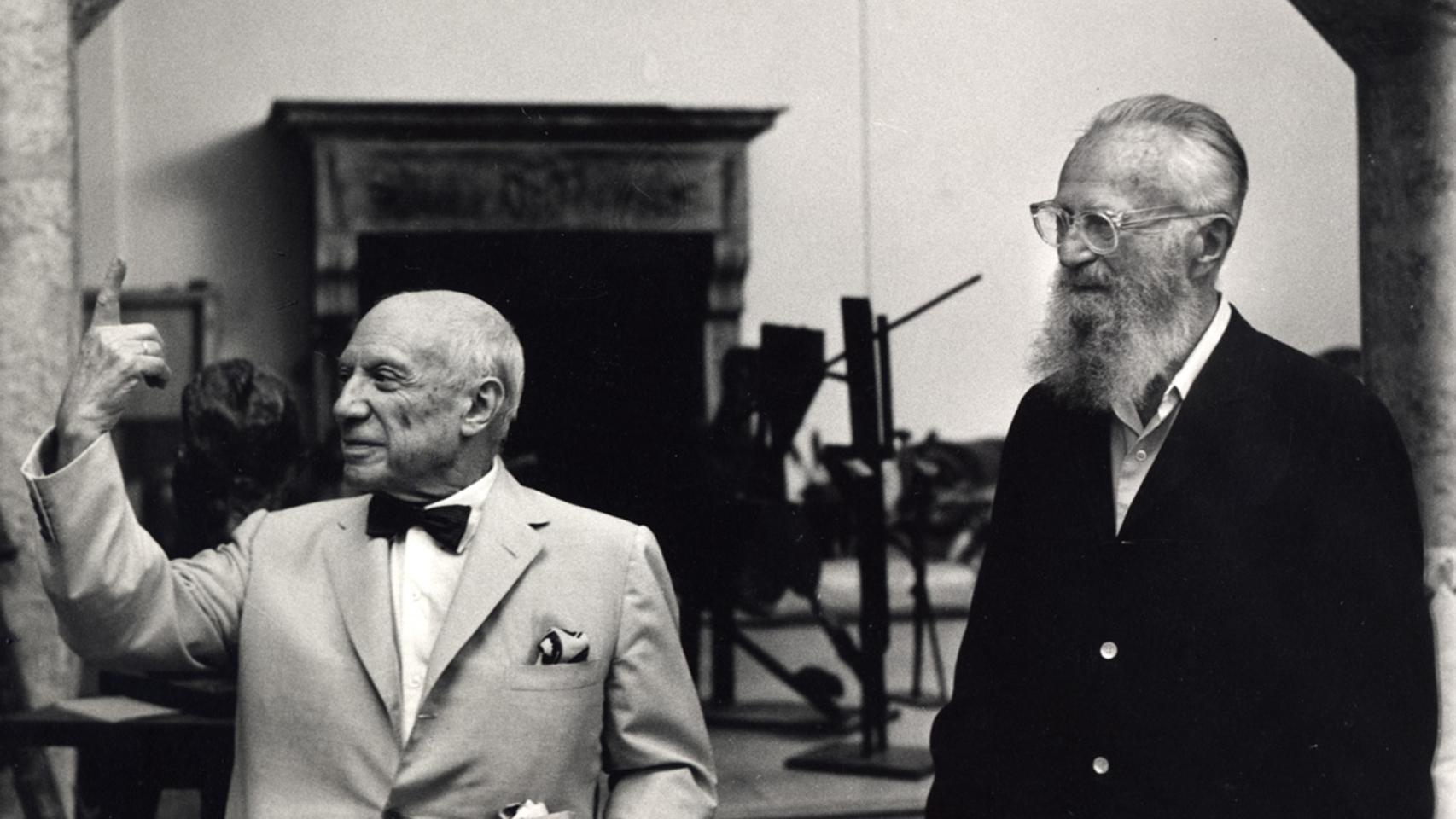 Pablo Picasso y el fotógrafo Edward Steichen en la sala de esculturas Mougins, Notre-Dame-de-Vie, 6 agosto 1966. Fondo Roberto Otero. Museo Picasso Málaga © Sucesión Pablo Picasso, VEGAP, Madrid, 2023
