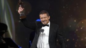 Antonio Banderas, galardonado como Mejor Actor de Teatro Musical por su papel en 'Company', en la gala de la primera edición de los Premios Talía. Foto: EFE / Juanjo Martín