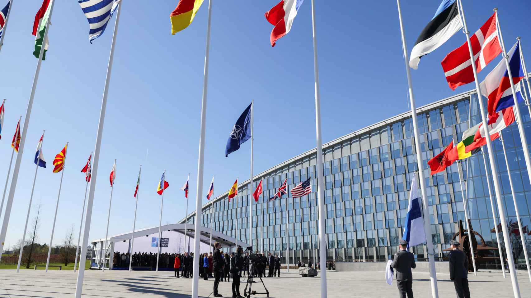 La ceremonia de izado de la bandera de Finlandia en la sede de la OTAN en Bruselas
