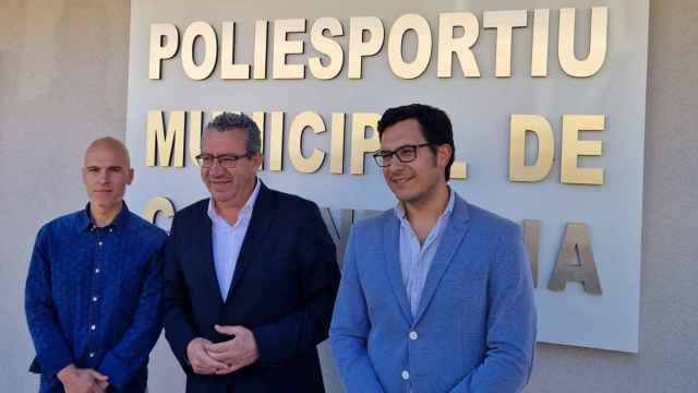 El exedil del PSOE y candidato del PP, Octavio Cerdá, a la izquierda junto con presidente del PP en la provincia de Alicante, Toni Pérez y el alcaldable popular Borja Jornet, este martes.