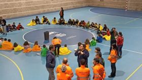 Menores y adultos evacuados en el polideportivo de Riaza