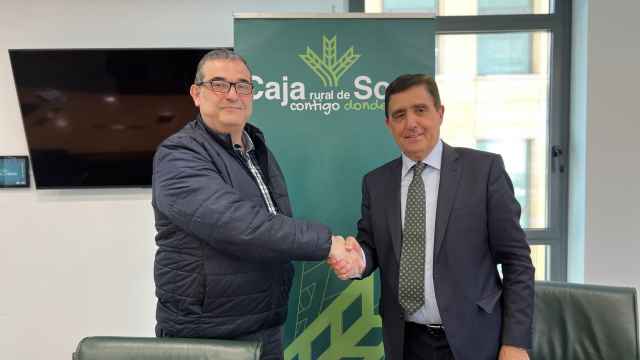 Carlos Martínez, presidente de Caja Rural de Soria, y Alberto Santamaría, presidente de la Cámara de Comercio de la provincia, tras la renovación de los convenios de colaboración