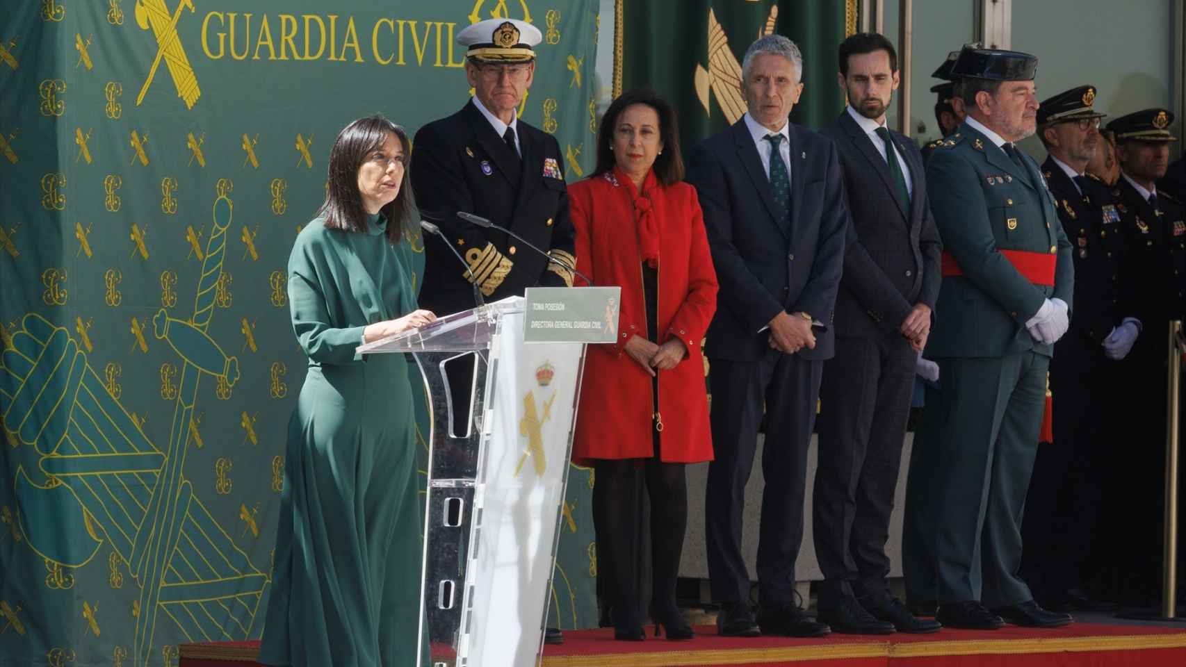 La nueva directora de la Guardia Civil, Mercedes González, durante su toma de posesión, ante los ministros del Interior y de Defensa.