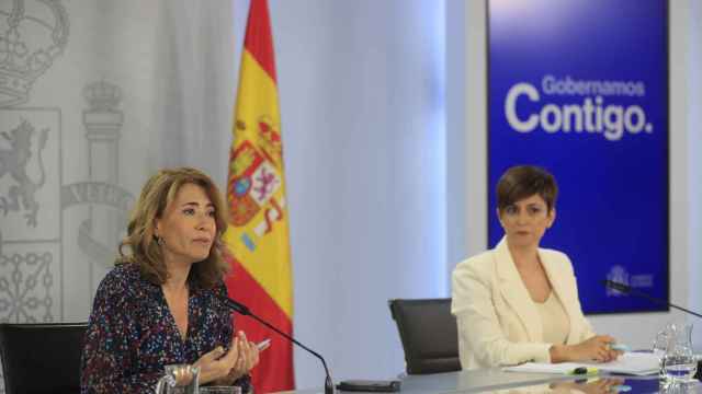 La ministra de Transportes, Raquel Sánchez (i), y la ministra de Política Territorial y portavoz del Gobierno, Isabel Rodríguez (d), ofrecen una rueda de prensa tras el Consejo de Ministros celebrado en el Palacio de la Moncloa en Madrid, este martes.
