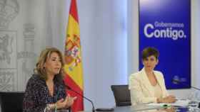 La ministra de Transportes, Raquel Sánchez (i), y la ministra de Política Territorial y portavoz del Gobierno, Isabel Rodríguez (d), ofrecen una rueda de prensa tras el Consejo de Ministros celebrado en el Palacio de la Moncloa en Madrid, este martes.
