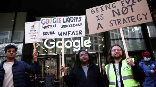 Trabajadores de Google protestan en Londres por los despidos anunciados por Alphabet en un concentración celebrada el 4 de abril.