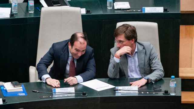 El delegado de Gobierno, Borja Carabante, y el alcalde, José Luis Martínez-Almeida, en el pleno extraordinario sobre Bicimad.