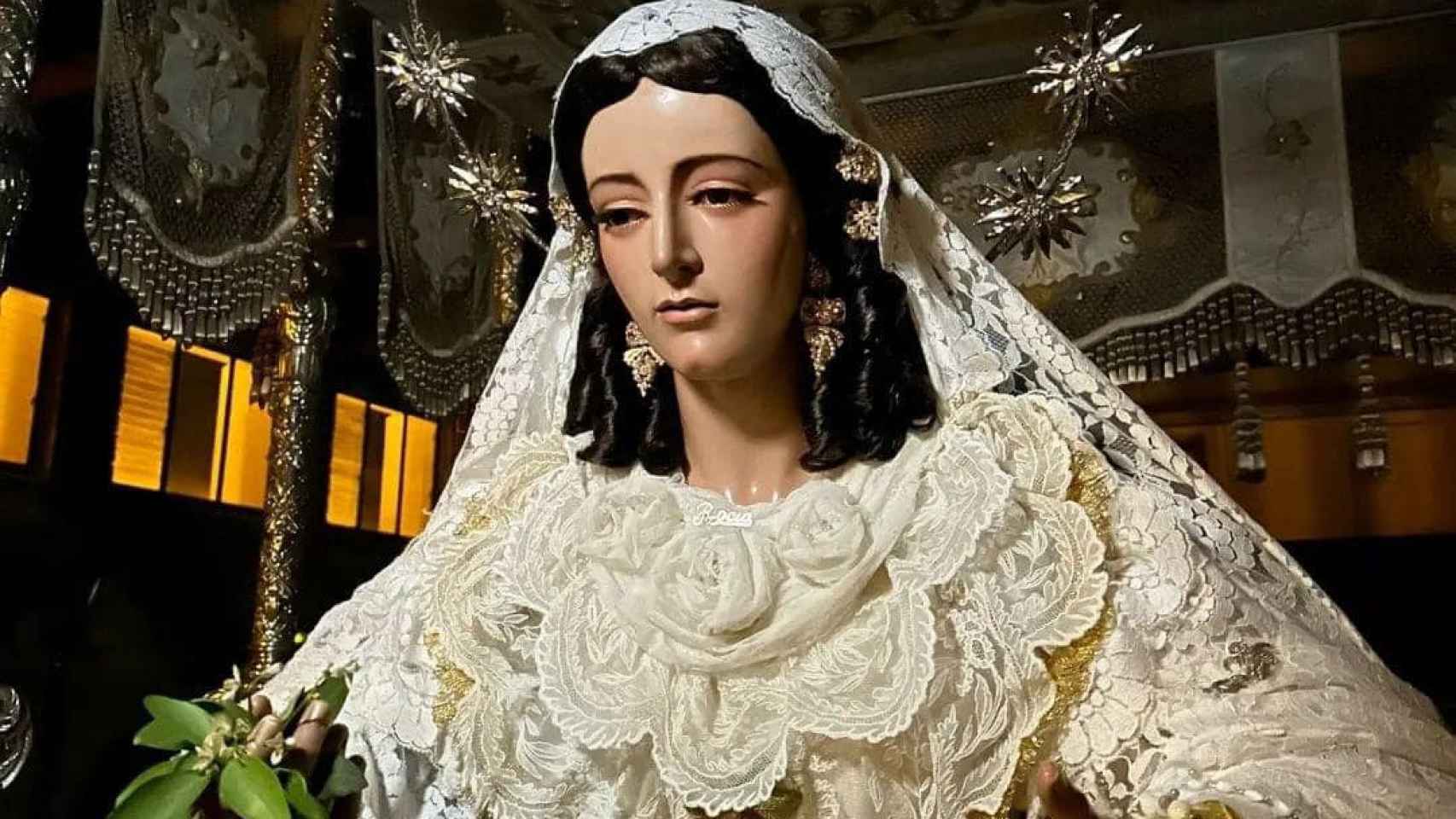 suerte prototipo inversión La Virgen del Rocío de Vélez tiene daños en la cara, un brazo y el pelo  tras el incendio en su procesión
